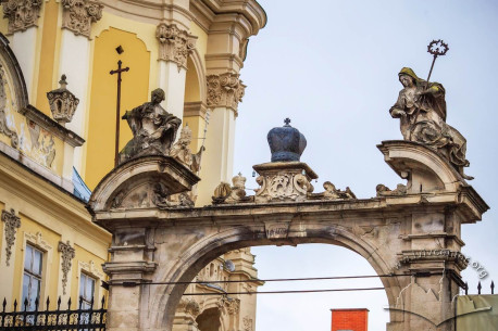 Pl. Sv. Yura, 5. Baroque gate on the south of the church