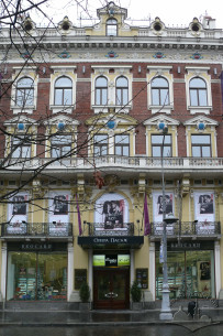 Просп. Свободи, 27/вул. Л. Курбаса, 6. Фасад будинку з боку просп. Свободи.