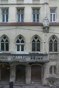 Вул. Курбаса, 3. Фрагмент фасаду