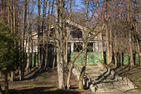 Вул. Вітовського, 43а (територія Парку Культури) - Вигляд на головний фасад колишнього кінотеатру