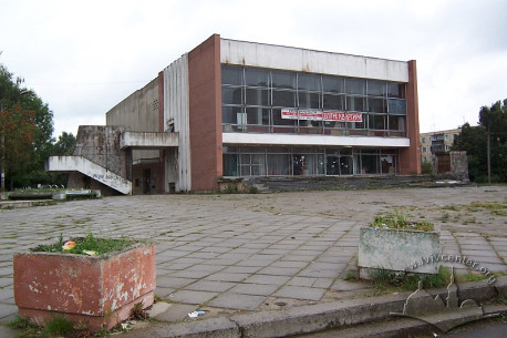 Вул. Любінська, 93. Вигляд колишнього кінотеатру в середині 2000-их рр.