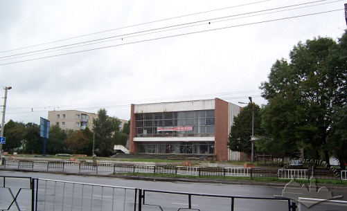 Вул. Любінська, 93. Вигляд будинку із зупинки громадського транспорту “Кінотеатр Галичина”.