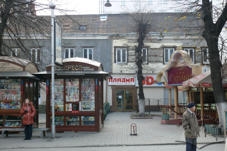 Пр. Свободи, 5. Бічний фасад з боку вул. Дорошенка.