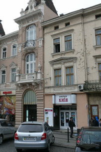Пр. Шевченка, 8. Фрагмент фасаду з бічним пристінком та головним входом.