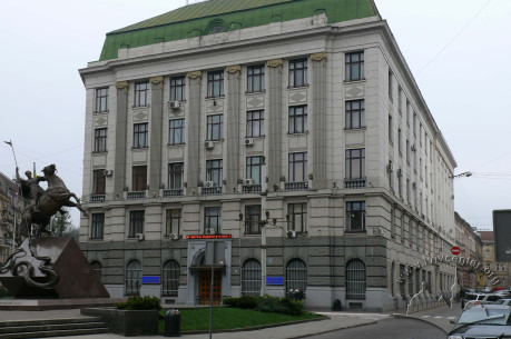 Пл. Генерала Григоренка, 3. Загальний вигляд будинку з боку площі, спереду видно пам'ятник  св. Юрію Змієборцю.