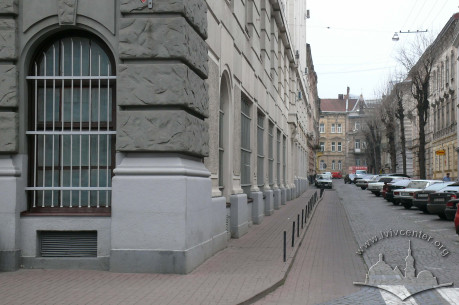 Пл. Генерала Григоренка, 3. Фрагмент фасаду і вид на вул. Є. Гребінки