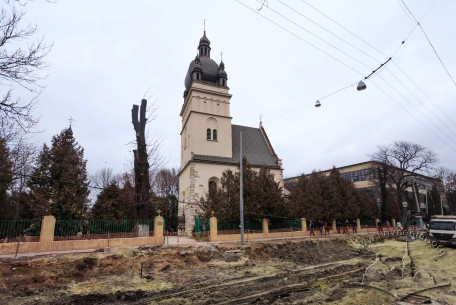 Vul. Khmelnytskoho, 77. View of the church from the southern side while the street is under reconstruction works