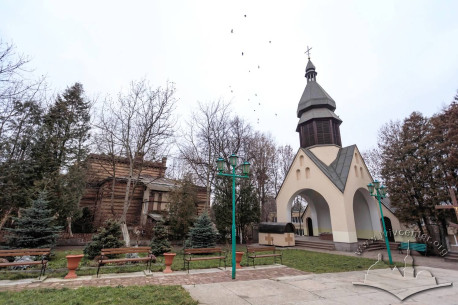 Vul. Khmelnytskoho, 77. Modern chapel located to the northwest of the church. Late 19th c. clergy house is seen on the left, it is derelict today