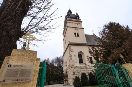 Vul. Khmelnytskoho, 77. Entrance to the church territory