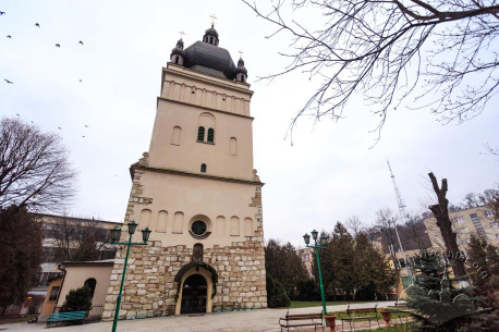 Vul. Khmelnytskoho, 77. The church's tower. On the right, on the background, the Television tower on top of High Castle hill is seen