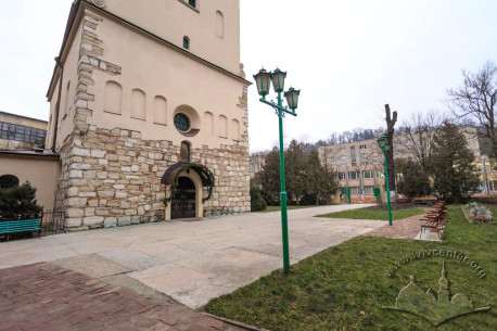 Vul. Khmelnytskoho, 77. Courtyard before the church entrance