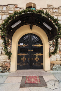 Vul. Khmelnytskoho, 77. The main entrance