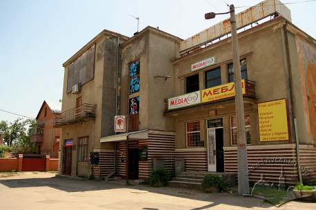 вул. Городоцька, 285. У будинку знаходилися кінотеатри "Метал" (1946–1949), "ім. В. Чкалова" і "Арлекіно" (1949–1990).