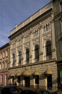 Просп. Свободи, 27. Фасад будинку з боку вулиці Курбаса