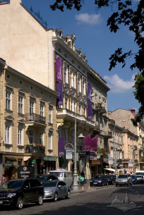 Просп. Свободи, 27. Будинок в оточуючій рядовій забудові проспекту