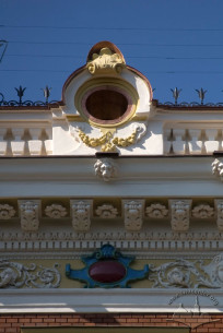 Просп. Свободи, 27. Фрагмент вінцевого карнизу та аттику будинку