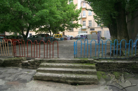 Подвір'я будинку на просп. Свободи, 1-3. Тут у 1926-1941 рр. розміщувався кінотеатр "Палац"