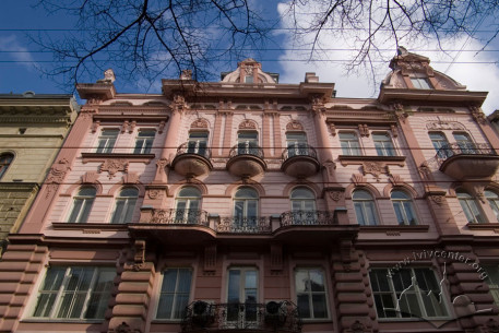 Вул. Січових стрільців, 11. Фрагмент головного фасаду