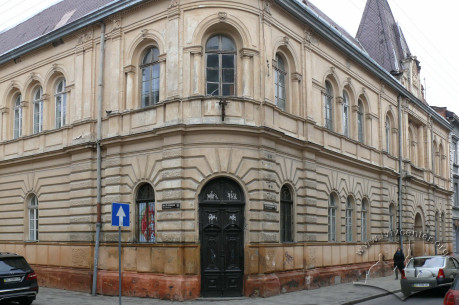 вул. Дж. Дудаєва, 8 (2012). Тут у будинку товариства "Сокіл-Матір" знаходився кінотеатр "Сокола-Матері".