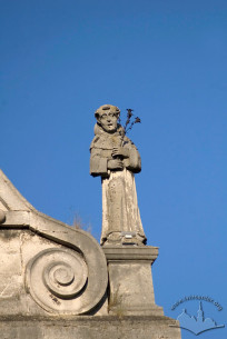 Pl. Soborna, 3. One of the monk statues on the attic