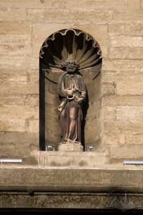 Pl. Soborna, 3. St. Peter's statues in one of the niches on the principal facade