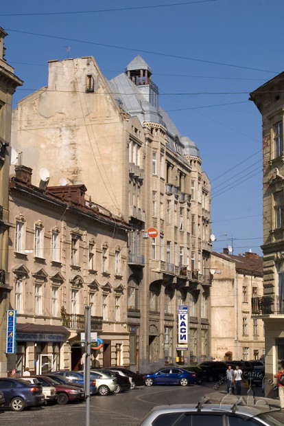 Вул. Академіка Гнатюка, 20-22 – кінотеатр (не діє)