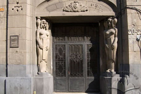 Vul. Hnatiuka, 20-22. The main entrance, flanked with sculptures of Zygmunt Kurczyński