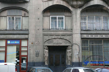 Vul. Hnatiuka, 20-22. A part of the principal facade with the main entrance featured
