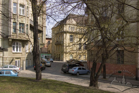 Пл. Шашкевича, 5. Вигляд будинку в ансамблі забудови площі