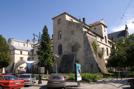 Пл. Соборна, 3. A view from the intersection of Valova and Serbska streets