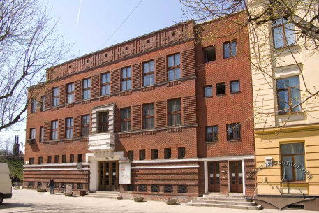 Vul. Kushevycha, 1. The principal (eastern) facade