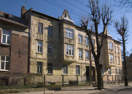 Вул. Котляревського, 43. Будинок в оточуючій забудові