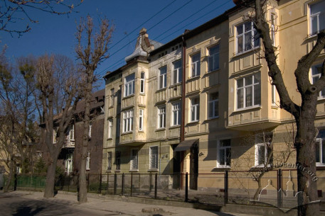 Вул. Котляревського, 43. Будинок в оточуючій забудові