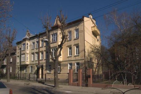 Вул. Котляревського, 45. Вигляд з заходу