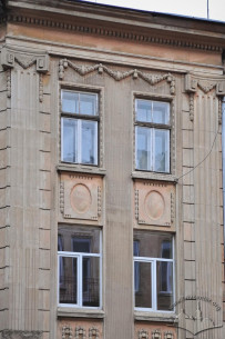 Вул. Левинського, 1. Вікна 2-го і 3-го поверху
