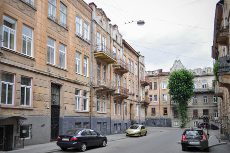 Вул. Левинського, вид у бік вул. Здоров'я. У центрі фото – наріжний будинок №2