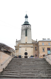 Pl. Mytna, 2. The church's western facade, view from the stairs of the undeground pedestrial tunnel under vul. Vynnychenka
