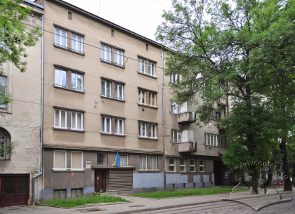 Вул. Генерала Чупринки, 51. З боків помітні сусідні будинки - №49 зліва, та функціоналістичні №53 і №55 справа