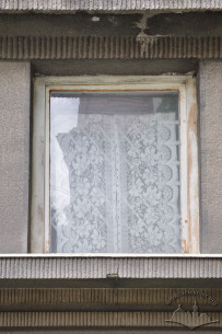 Вул. Генерала Чупринки, 51. Вікно 1-го поверху розміщене над порталом