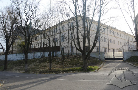 Vul. Bandery, 8. The former monastery building. View from the intersection of vul. Ustyianovycha and vul. Bibliotechna