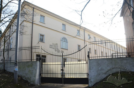 Vul. Bandery, 8. Entrance to the former monastery's territory