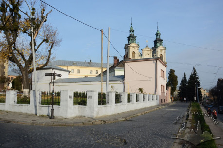 Vul. Bandery, 8. A view from the intersection of vul. Bibliotechna and vul. Profesorska