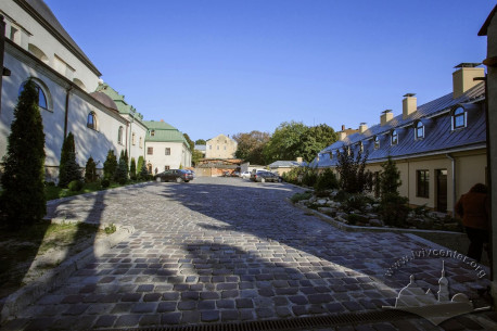 Vul. Vynnychenka, 22. Courtyard on the south of the church building
