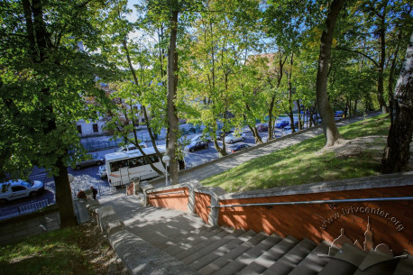 Vul. Vynnychenka, 22. Stairs which lead to the church from vul. Vynnychenka. On the background, behind the trees, is a school building (vul. Pidvalna, 2)