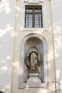 Vul. Vynnychenka, 22. Statue in a niche on the left of the church entrance