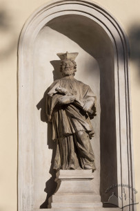 Vul. Vynnychenka, 22. Statue in a niche on the right of the church entrance