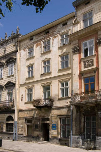 Пл. Ринок, 7. Вид на кам'яницю в оточуючій забудові
