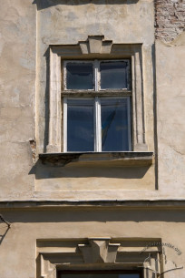 Пл. Ринок, 7. Вікно ІІІ-го поверху