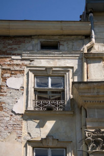 Пл. Ринок, 7. Фрагмент фасаду в рівні IV-го пов. з вікном, стриховим вікном та вінцевим карнизом