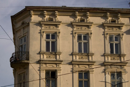 Пл. Ринок, 11. Фрагмент фасаду в рівні ІІІ-IV-го пов.